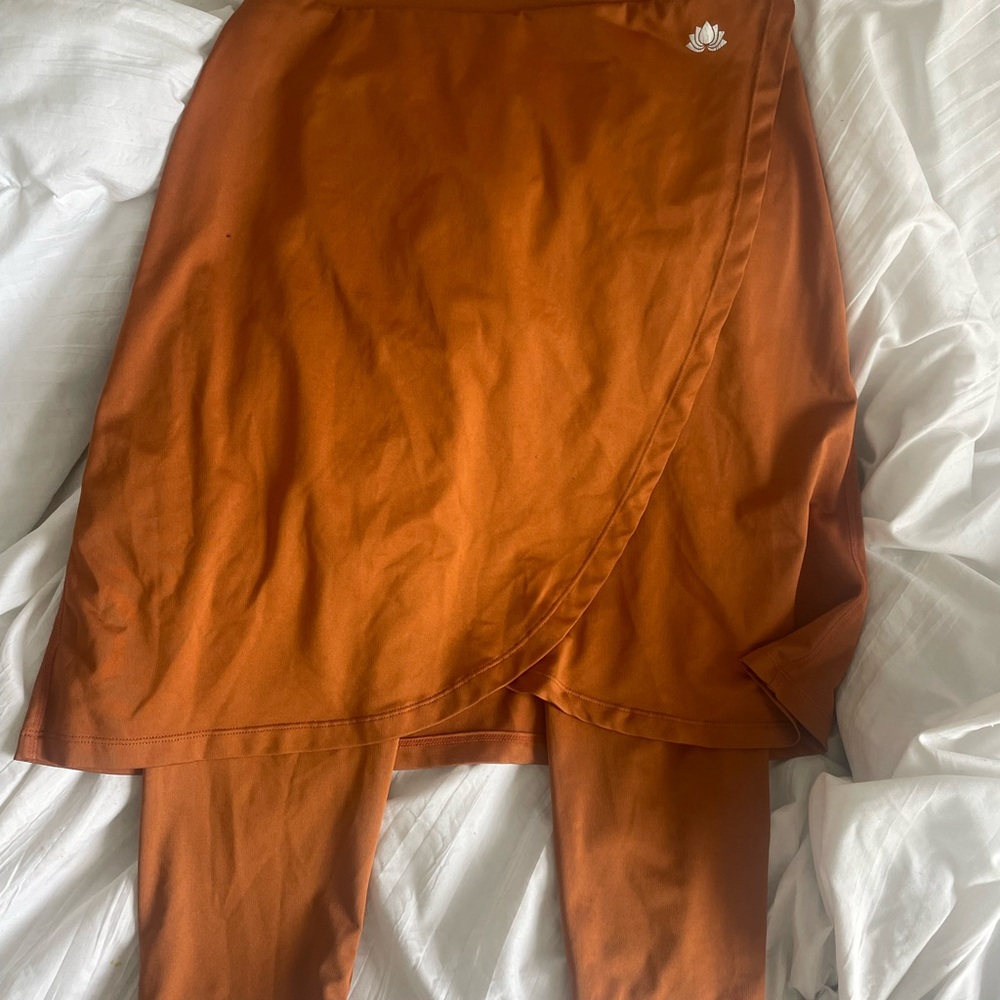 Dusty orange knee length snoga athletic skirt with leggings